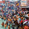 Devotees-taking-a-bath-at-Har-ki-Paudi